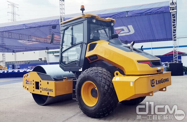 面向北美市场开发的、满足EPA Tire 4 F 排放6612E T4f 全液压单钢轮压路机